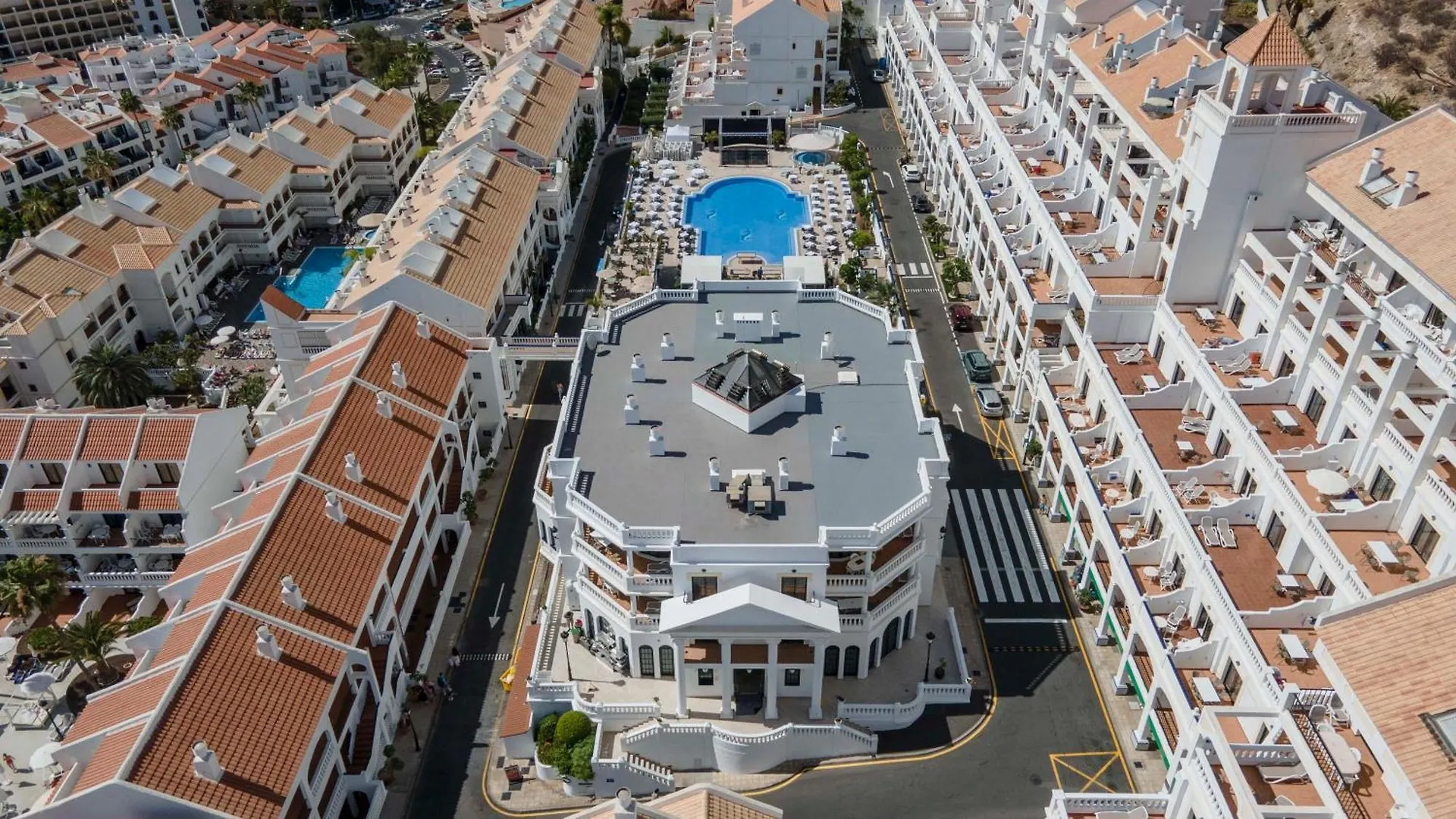 מלון דירות לוס כריסטיאנוס Hollywood Mirage - Excel Hotels & Resorts